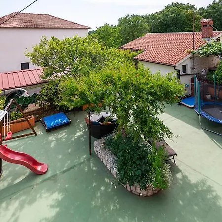 1 Bedroom Amazing Apartment In Peruski *